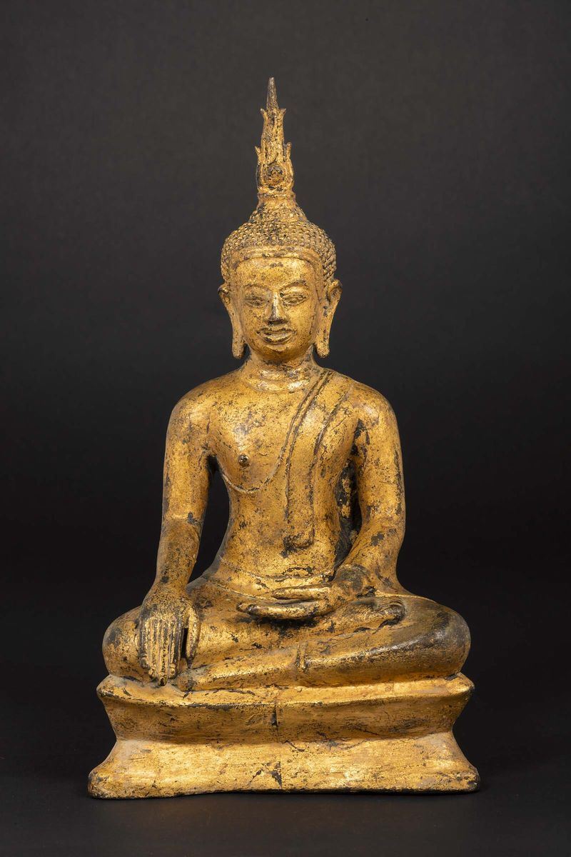 Figura di Buddha seduto in bronzo dorato, Thailandia, inizio XX secolo  - Asta Chinese Works of Art - Cambi Casa d'Aste