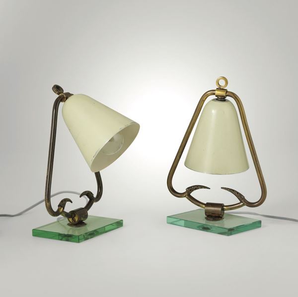 Coppia di lampade da tavolo con struttura in ottone, alluminio laccato e vetro molato.