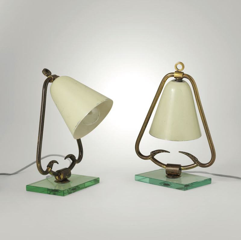 Coppia di lampade da tavolo con struttura in ottone, alluminio laccato e vetro molato.  - Auction Design II - II - Cambi Casa d'Aste