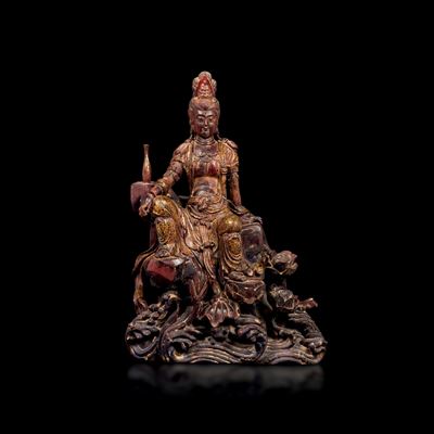 Scultura in Legno Parzialmente Laccato Raffigurante Guanyin Seduta su Roccia con Decorazioni Flor...
