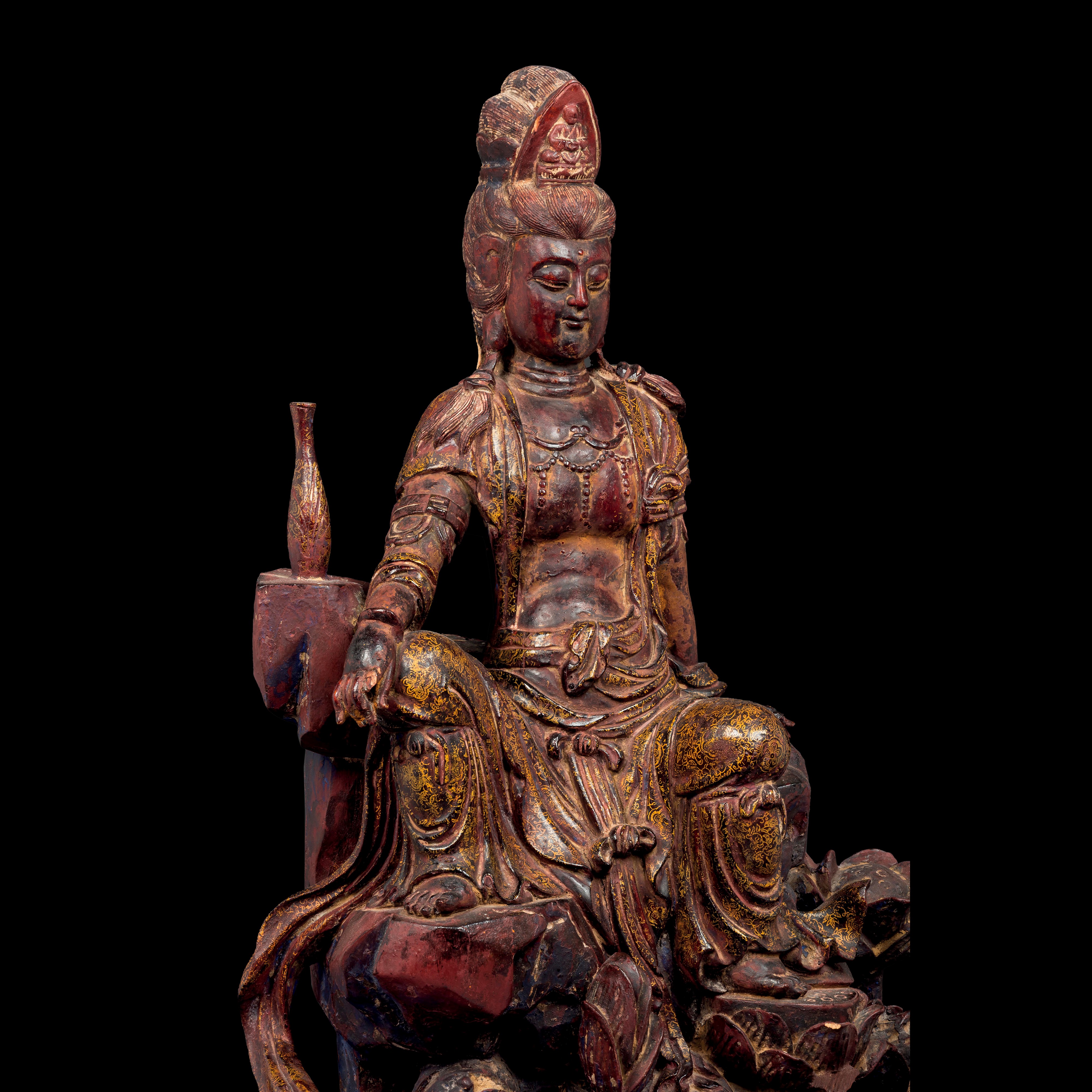 Scultura in Legno Parzialmente Laccato Raffigurante Guanyin Seduta su Roccia con Decorazioni Flor...