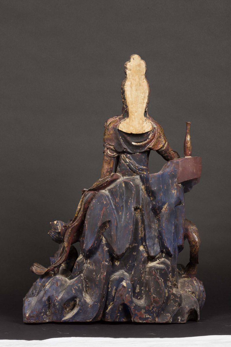 Scultura in Legno Parzialmente Laccato Raffigurante Guanyin Seduta su Roccia con Decorazioni Flor...