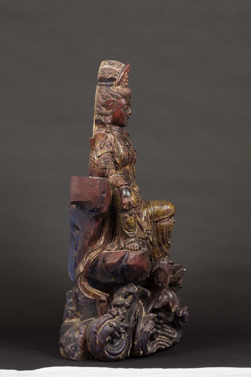 Scultura in Legno Parzialmente Laccato Raffigurante Guanyin Seduta su Roccia con Decorazioni Flor...