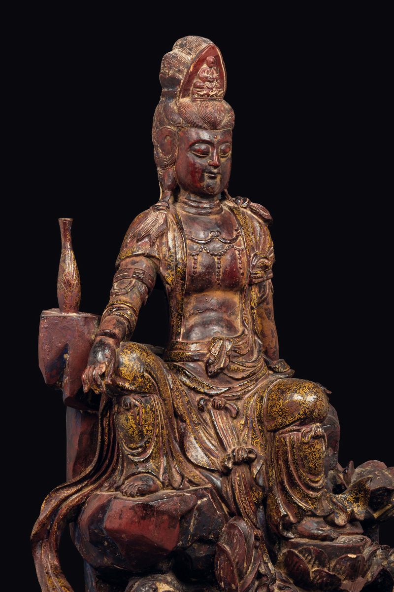 Scultura in Legno Parzialmente Laccato Raffigurante Guanyin Seduta su Roccia con Decorazioni Flor...