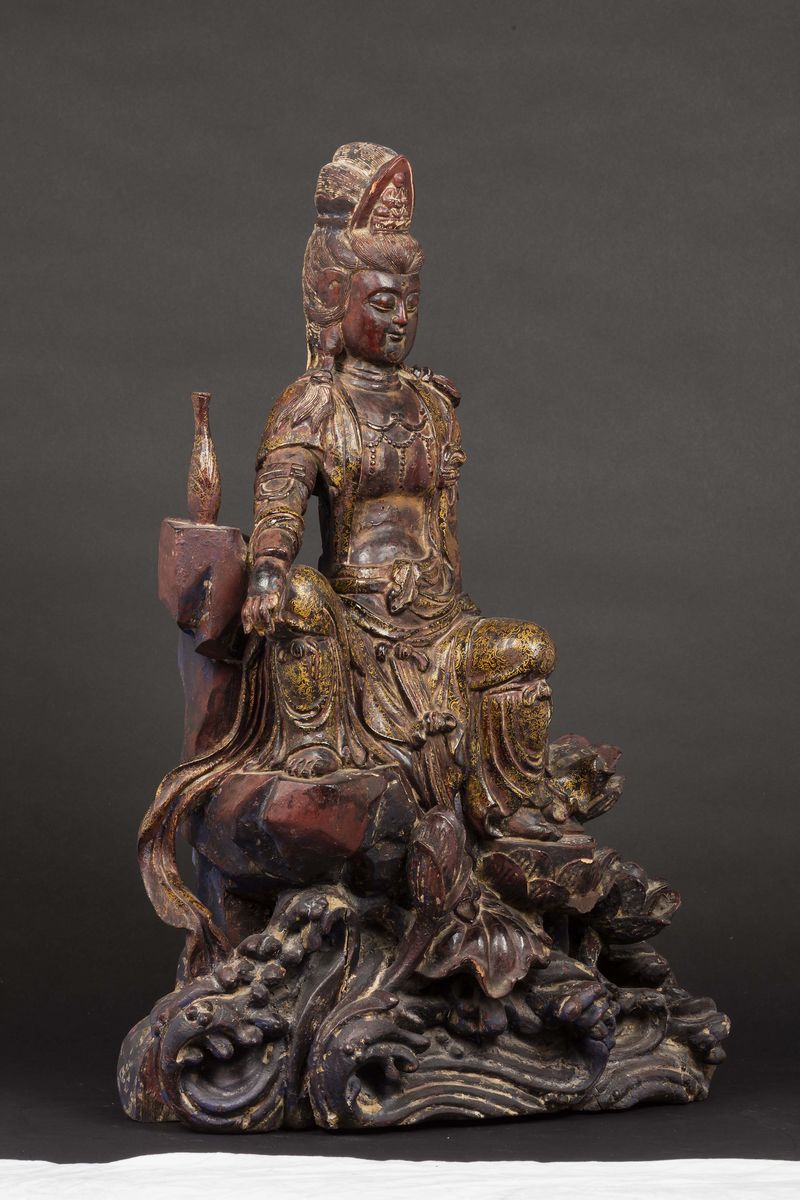 Scultura in Legno Parzialmente Laccato Raffigurante Guanyin Seduta su Roccia con Decorazioni Flor...