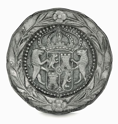 Piatto da Parata Circolare in Argento Sbalzato e Cesellato. Manifattura del XIX-XX Secolo