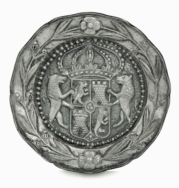 Piatto da parata circolare in argento sbalzato e cesellato. Manifattura del XIX-XX secolo
