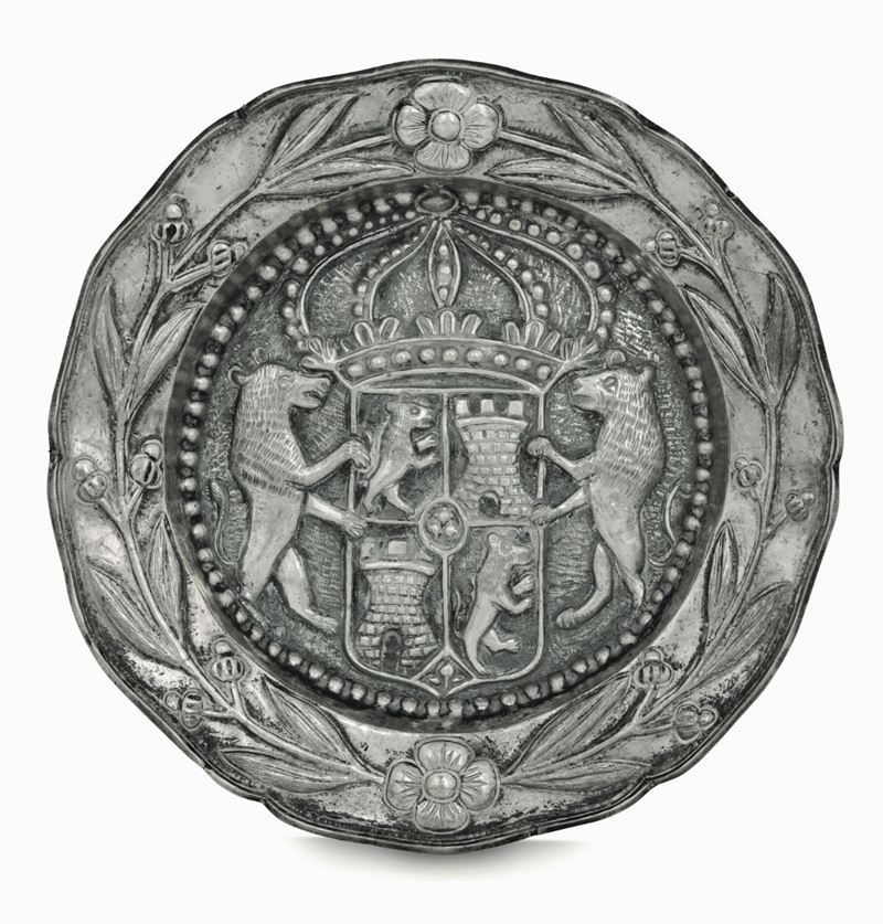 Piatto da parata circolare in argento sbalzato e cesellato. Manifattura del XIX-XX secolo  - Auction Fine Art - I - Cambi Casa d'Aste