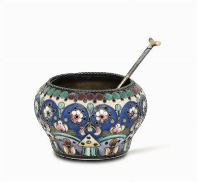 Saliera con Cucchiaino in Argento Dorato e Smalti Cloisonnè Policromi. Russia Inizi XX Secolo