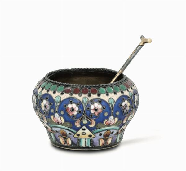 A salt bowl and spoon in gilt silver and polychrome cloisonné enamels. Russia, early 20th century
