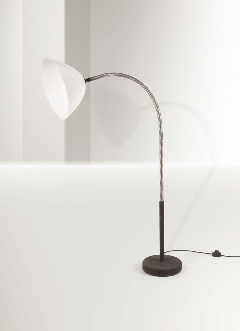 Gino Sarfatti, a mod. 1051 floor lamp with a craquelé cast iron base, a craquelé lacquered metal stem, flexible tube in nickeled brass and methachrylate diffuser. Arteluce Prod., Italy, 1966  - Auction Fine Design - Cambi Casa d'Aste