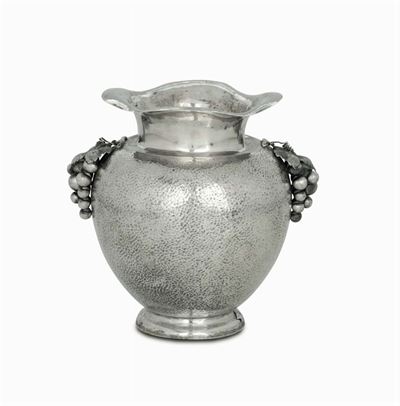 Vaso Decò in Argento Fuso, Sbalzato e Cesellato. Argentiere Miracoli, Milano. Bolli di Titolo con...