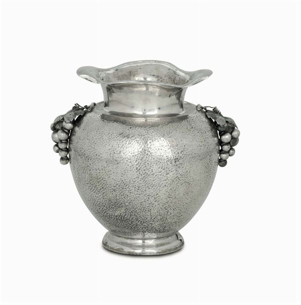 A decò vase in molten, embossed and chiselld silver. Silversmith Miracoli, Milan. Title stamps with fasces