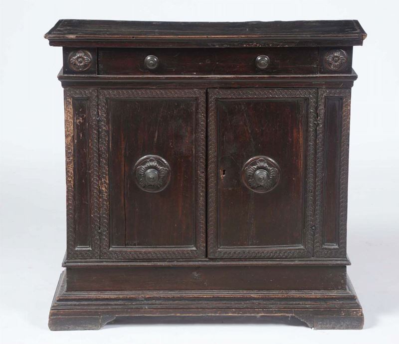 Credenzina a due ante in legno intagliato, XVII-XVIII secolo  - Asta Antiquariato - I - Cambi Casa d'Aste