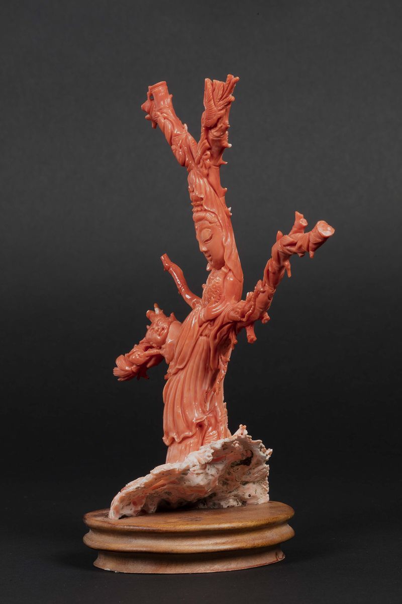 Figura di Guanyin con Bambino Scolpita in Corallo, Cina, Dinastia Qing, Fine XIX Secolo