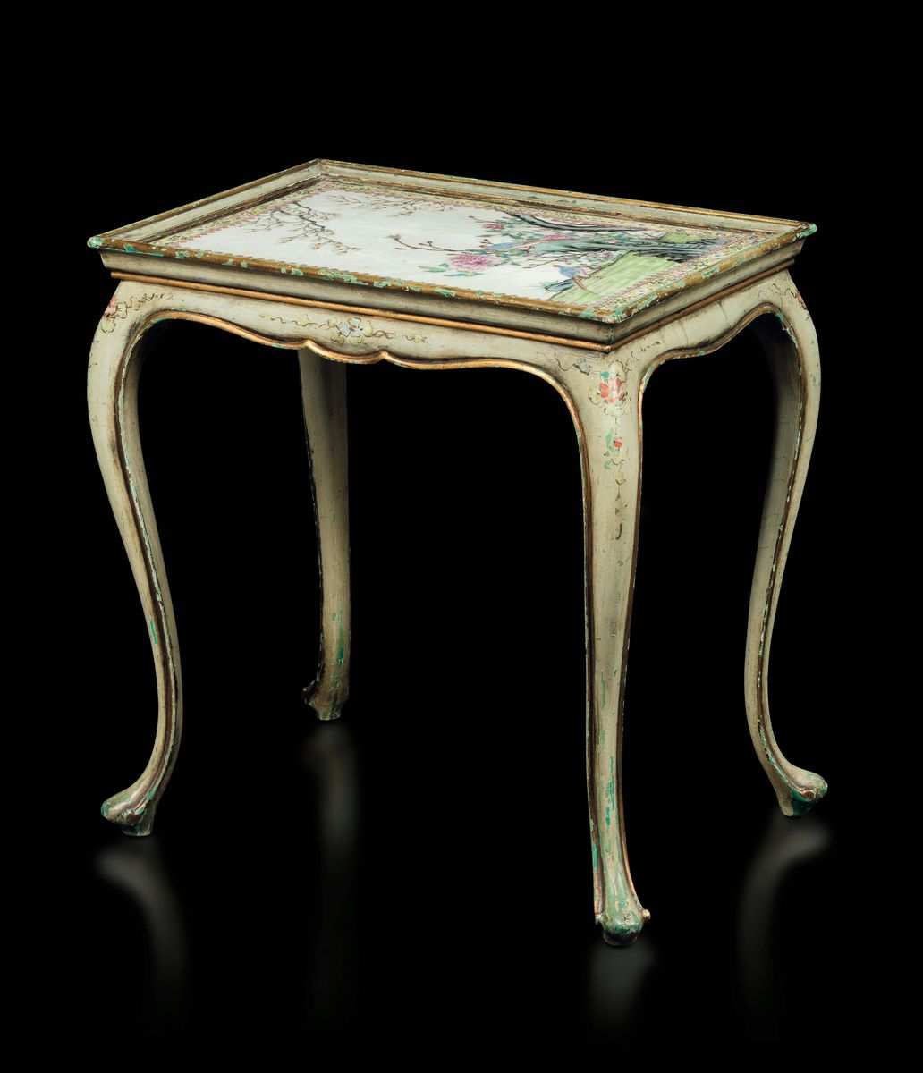 Tavolino Laccato con Decorazioni Dorate e Motivi Floreali con Placca in Porcellana con Raffiguraz...