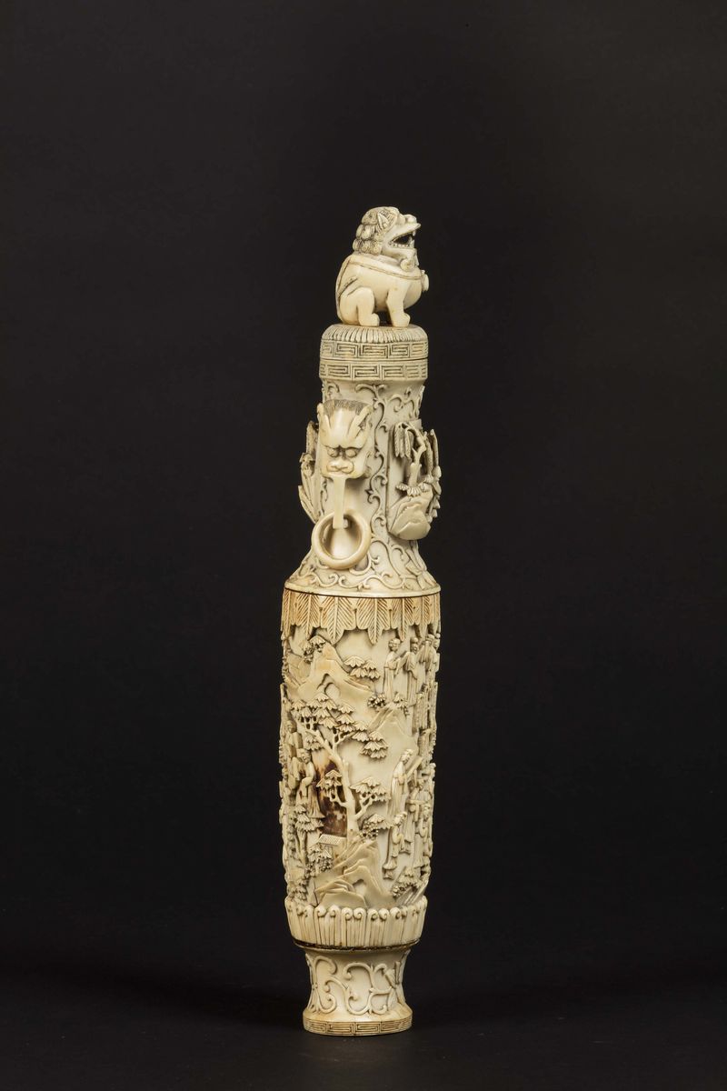 Vaso in Avorio Scolpito con Personaggi, Manici Ad Anello e Presa a Foggia di Cane di Pho, Cina, D...
