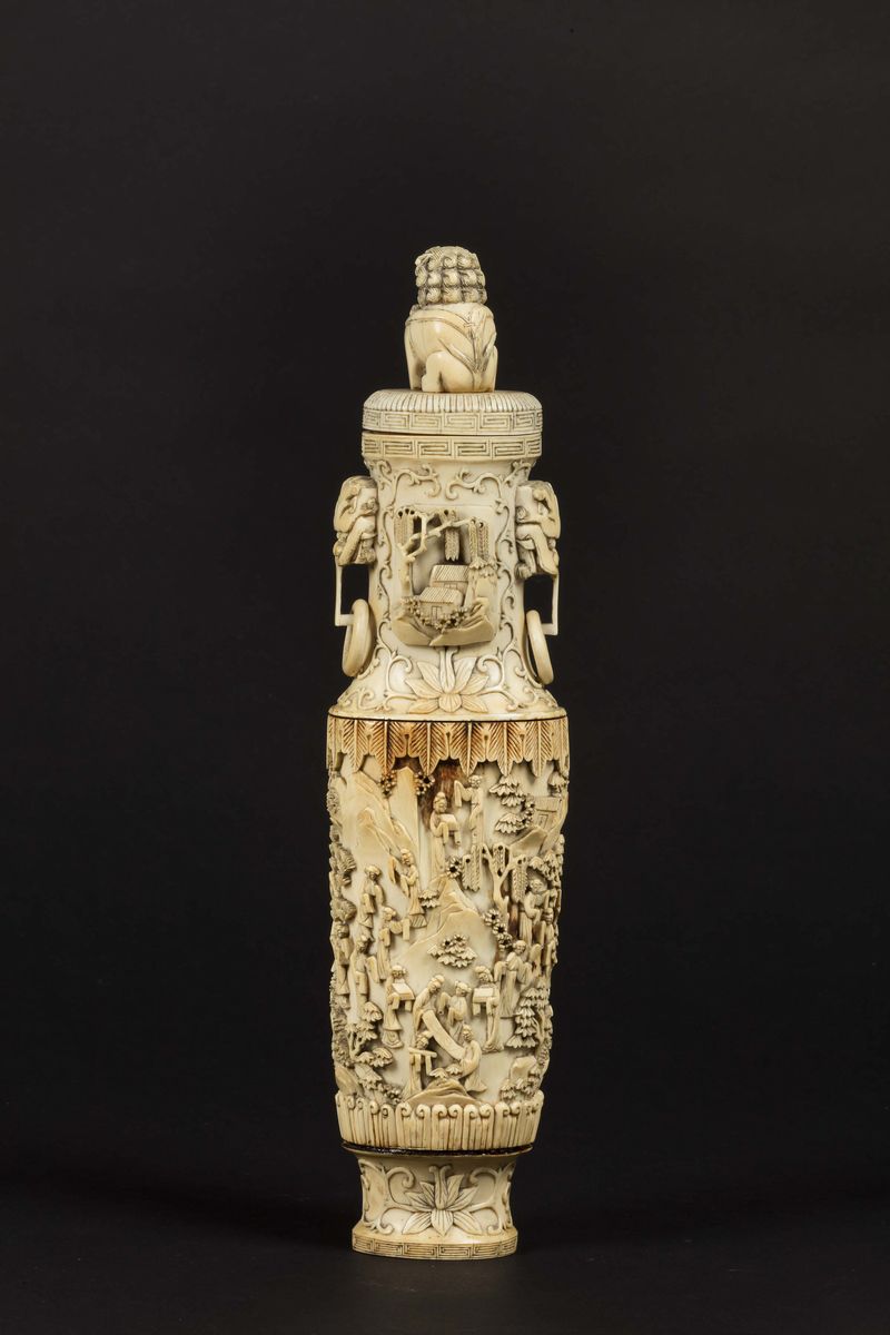 Vaso in Avorio Scolpito con Personaggi, Manici Ad Anello e Presa a Foggia di Cane di Pho, Cina, D...