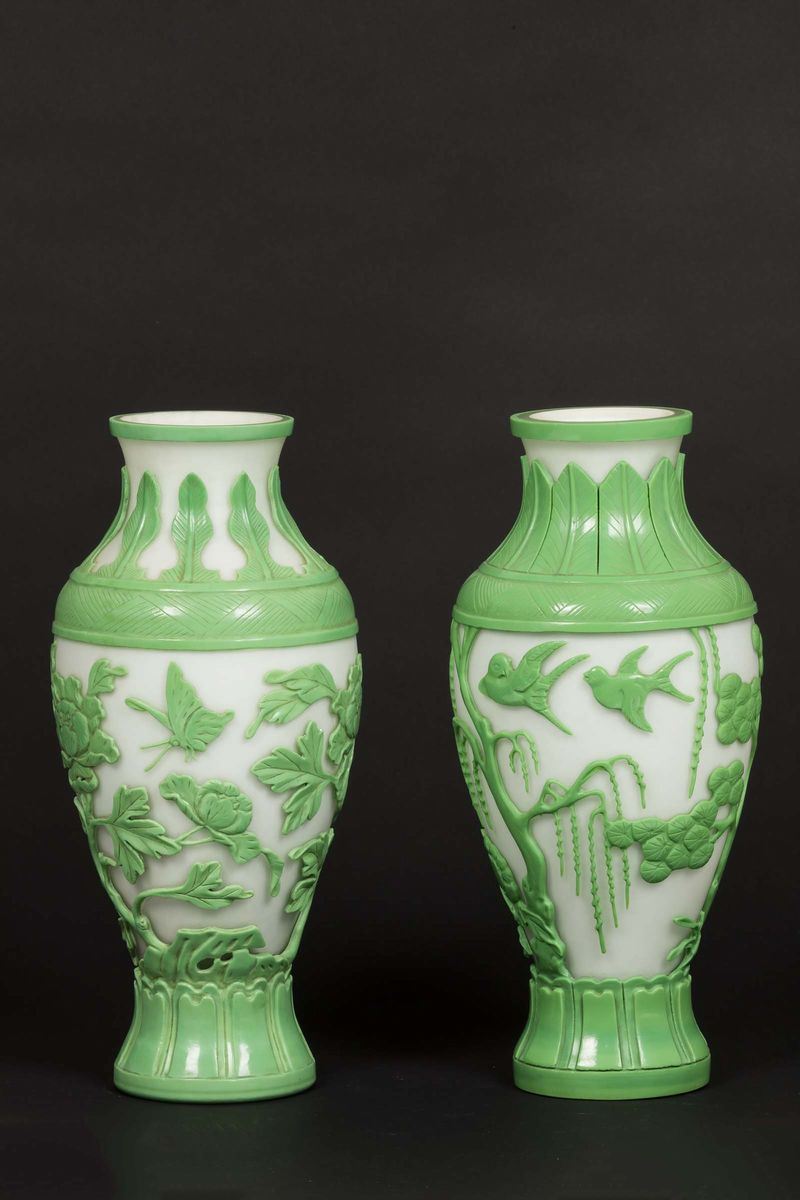 Coppia di vasi in vetro di Pechino con decoro naturalistico verde su fondo bianco, Cina, XX secolo  - Asta Chinese Works of Art - Cambi Casa d'Aste