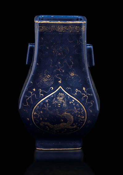 Vaso in Porcellana Blu con Motivi Floreali e Dragoni Smaltati in Oro Oro, Cina, Dinastia Qing, Ma...