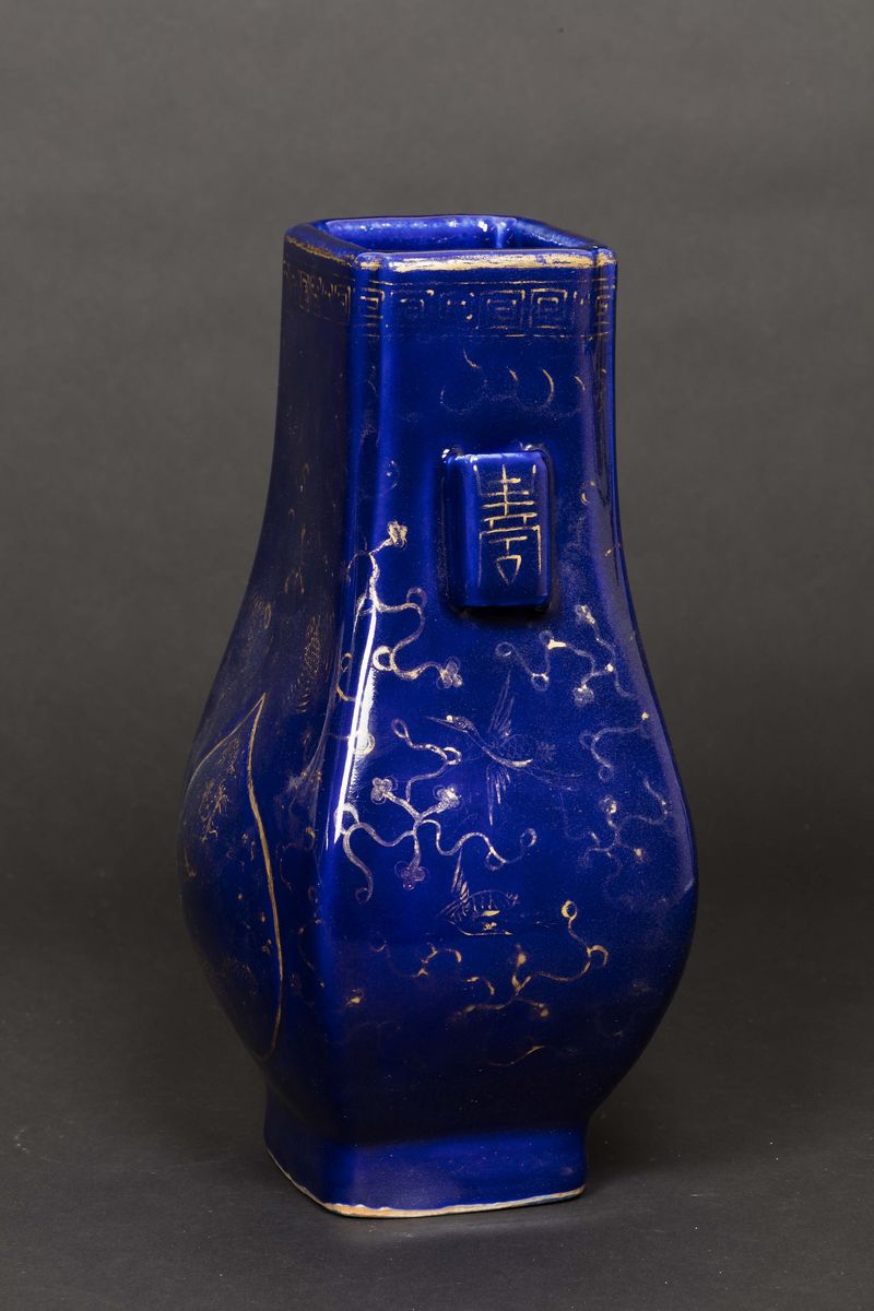 Vaso in Porcellana Blu con Motivi Floreali e Dragoni Smaltati in Oro Oro, Cina, Dinastia Qing, Ma...