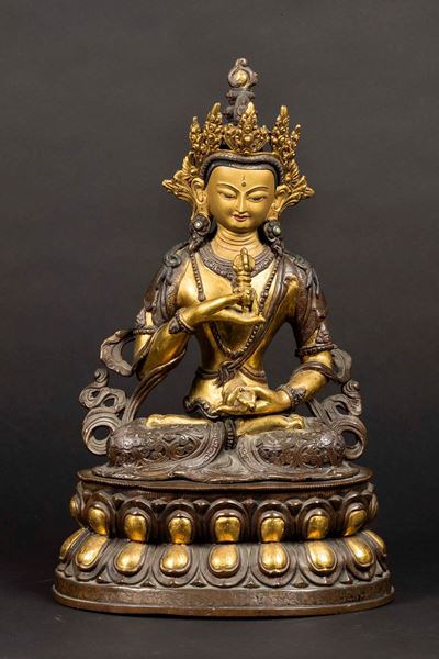 Figura di Amitayus in Bronzo Dorato e Brunito Seduto su Doppio Fiore di Loto con Strumenti Ritual...