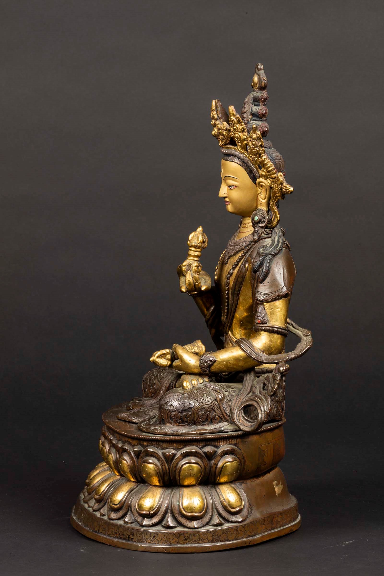 Figura di Amitayus in Bronzo Dorato e Brunito Seduto su Doppio Fiore di Loto con Strumenti Ritual...