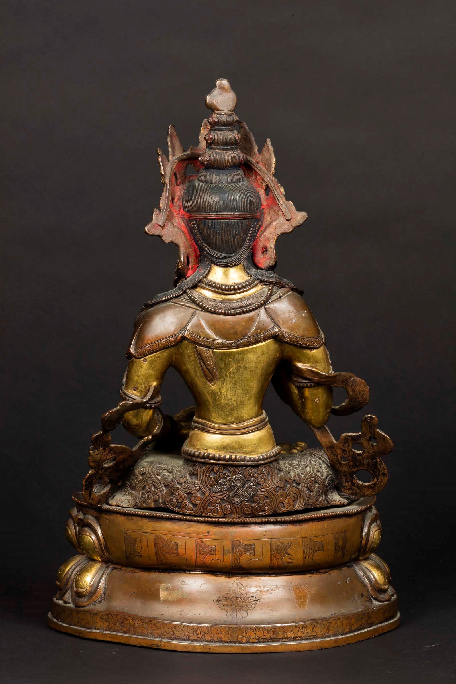 Figura di Amitayus in Bronzo Dorato e Brunito Seduto su Doppio Fiore di Loto con Strumenti Ritual...