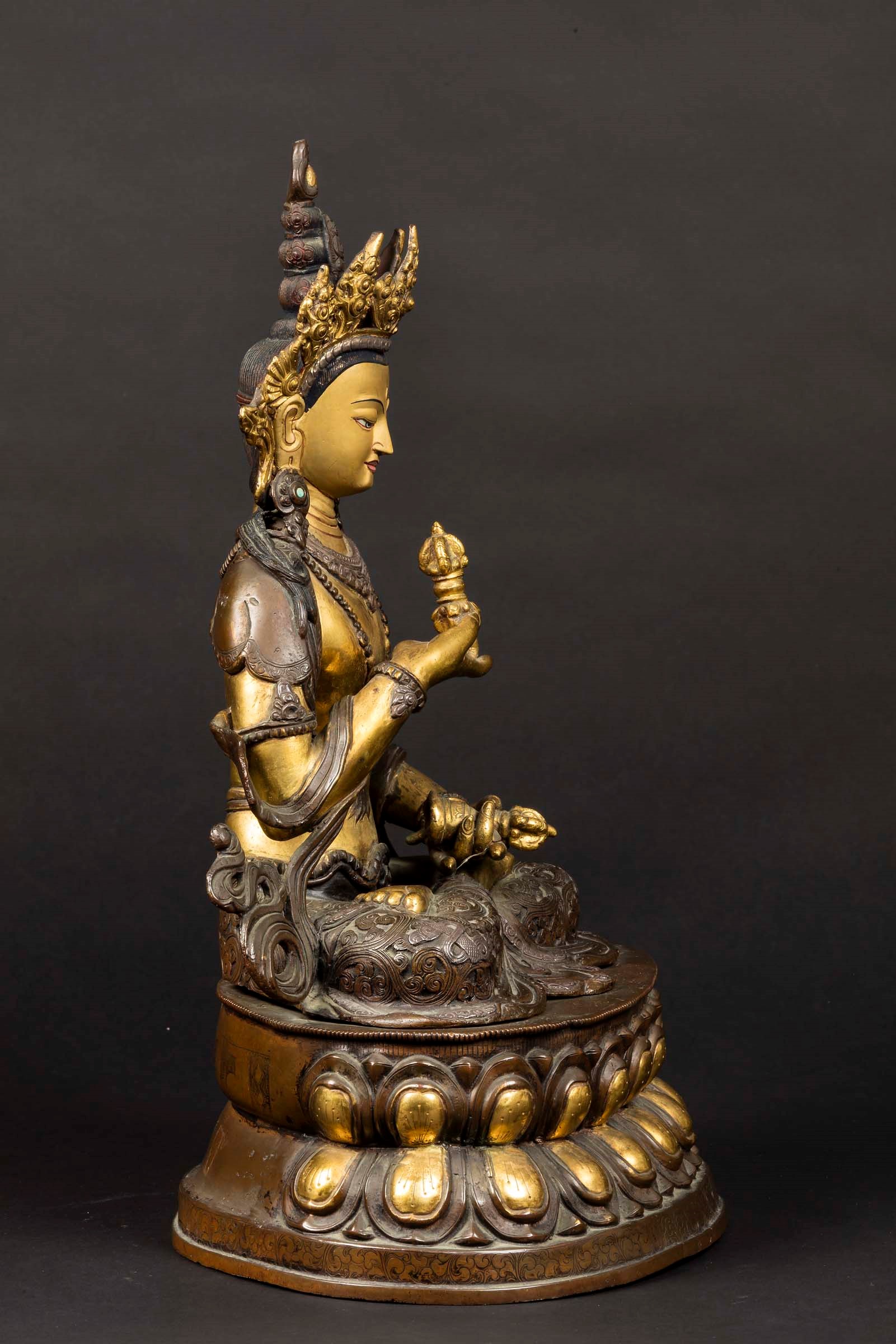 Figura di Amitayus in Bronzo Dorato e Brunito Seduto su Doppio Fiore di Loto con Strumenti Ritual...