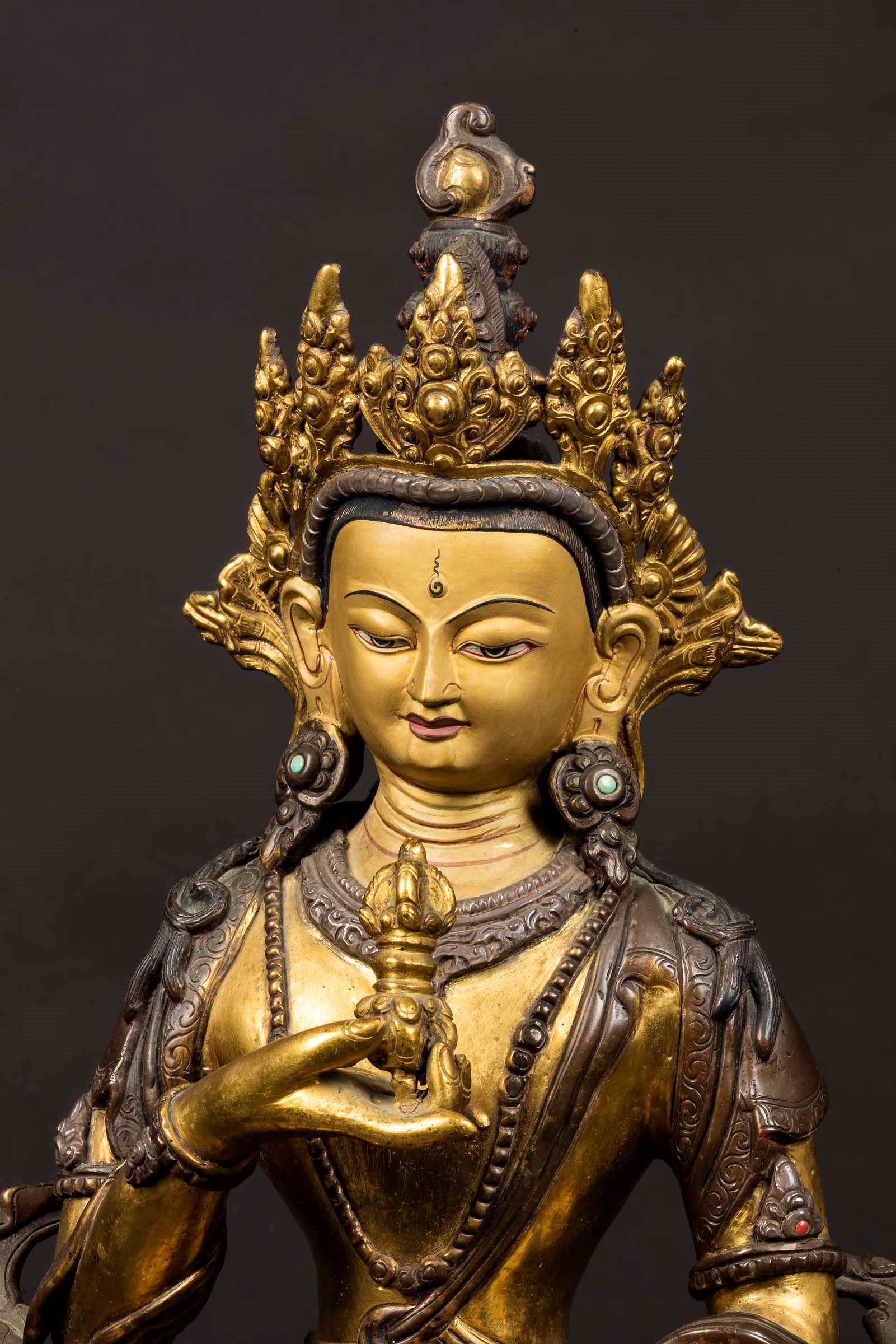 Figura di Amitayus in Bronzo Dorato e Brunito Seduto su Doppio Fiore di Loto con Strumenti Ritual...