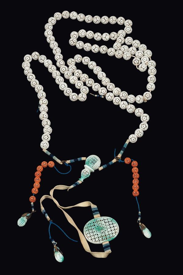 Collana da preghiera con perle in porcellana traforata, Cina, metà XIX secolo