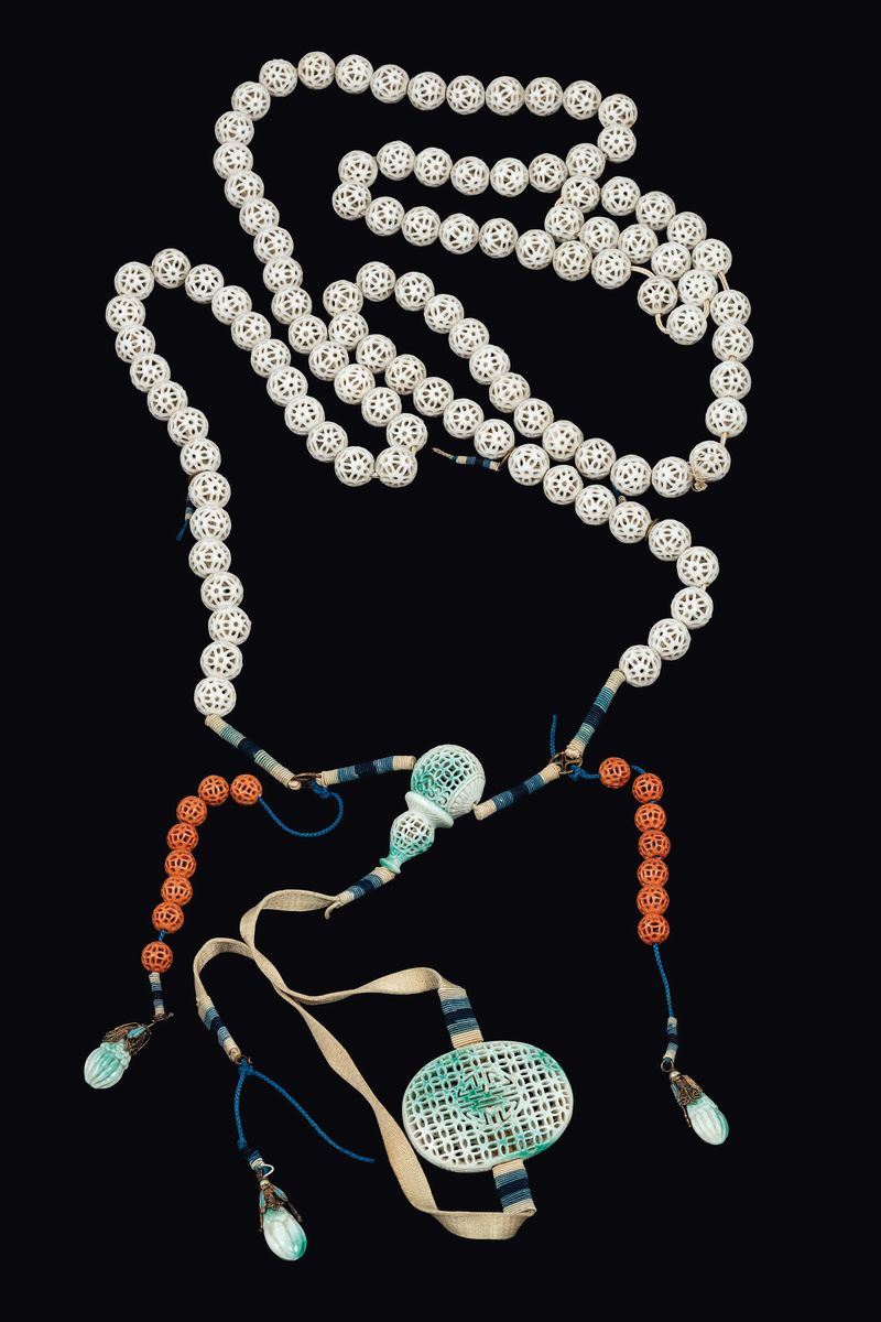 Collana da preghiera con perle in porcellana traforata, Cina, metà XIX secolo  - Asta Fine Chinese Works of Art - I - Cambi Casa d'Aste