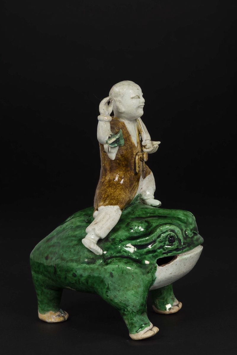 Figura di Fanciulllo su Rospo in Porcellana a Smalti Sancai, Dinastia Qing, Epoca Kangxi (1662-17...