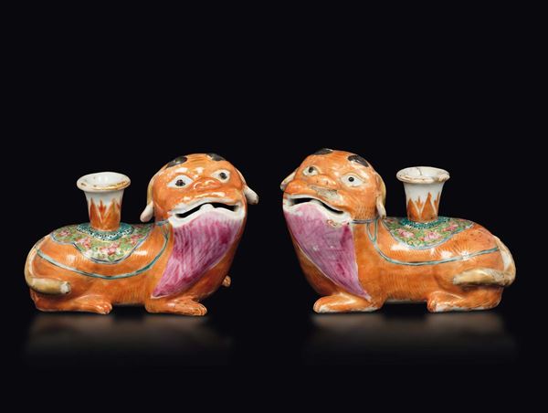 Coppia di leoncini in porcellana Famiglia Rosa, Cina, Dinastia Qing, epoca Jiaqing (1796-1820)