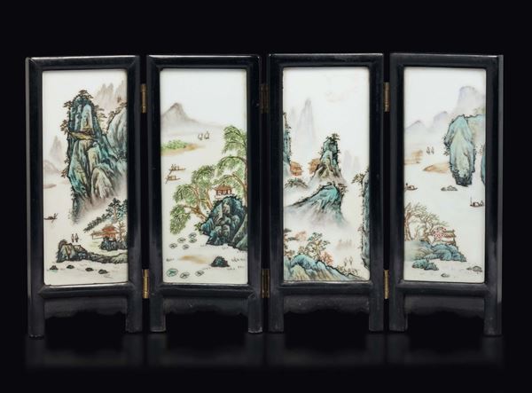 Piccolo paravento con placche in porcellana a smalti policromi raffiguranti paesaggio montano e lacustre, Cina, XIX secolo