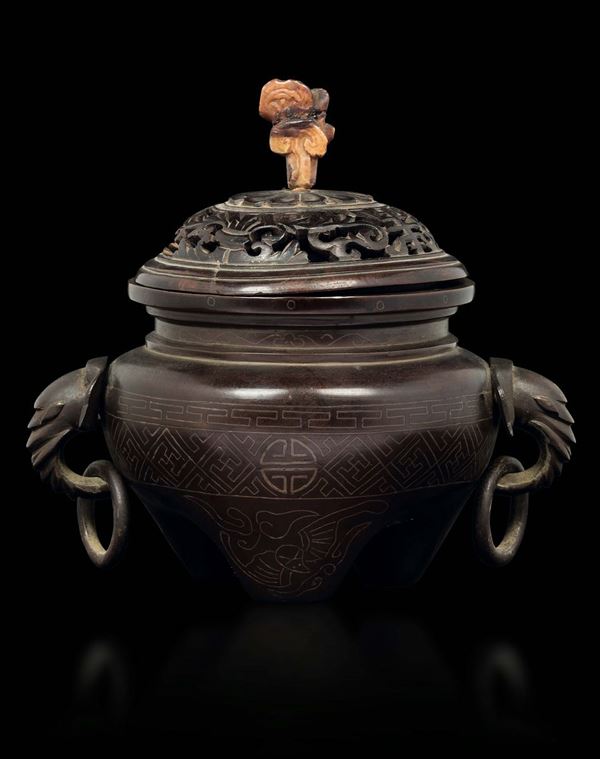 Incensiere in bronzo Shi Shou niellato in argento con anse a forma di testa di elefante e coperchio in legno con presa a foggia di fungo in corno, Cina, Dinastia Qing, XIX secolo