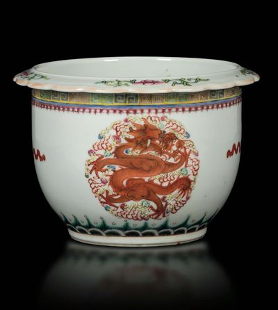 Piccola Giardiniera in Porcellana a Smalti Policromi con Figure di Draghi Entro Riserve, Cina, Di...