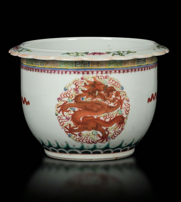 A small polychrome glazed porcelain jardinière with figures of dragons, China, Qing Dynasty, 19th century