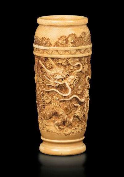Vaso in Avorio Intagliato con Figure di Draghi, Cina, Dinastia Qing, XIX Secolo