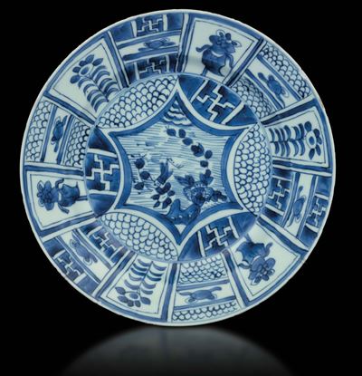 Piatto in Porcellana Bianca e Blu a Soggetto Naturalistico, Cina, Dinastia Ming, Epoca Wanli (157...