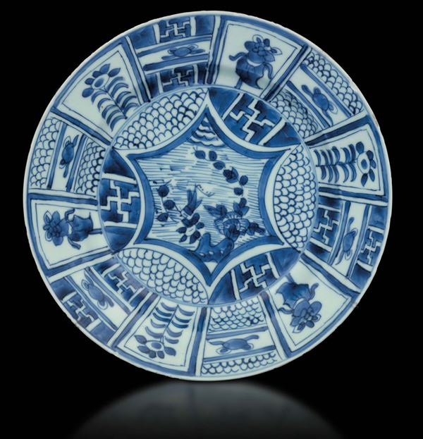 Piatto in porcellana bianca e blu a soggetto naturalistico, Cina, Dinastia Ming, epoca Wanli (1573-1619)