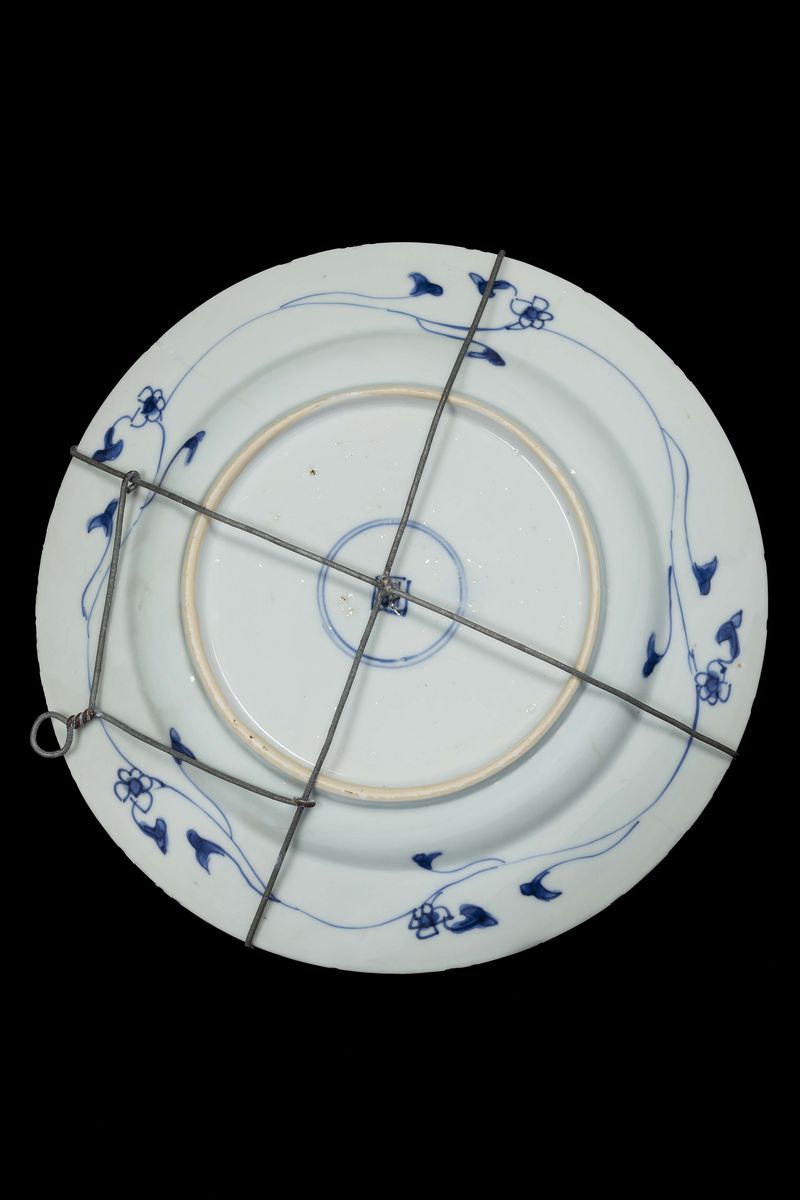 Piatto in Porcellana Bianca e Blu a Soggetto Naturalistico, Cina, Dinastia Ming, Epoca Wanli (157...