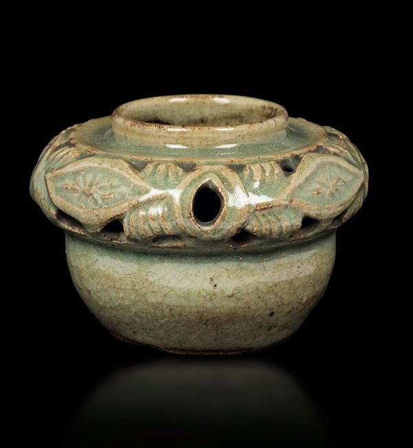 Vasetto in porcellana Celadon con bordo traforato, Cina, Dinastia Song (960-1279)