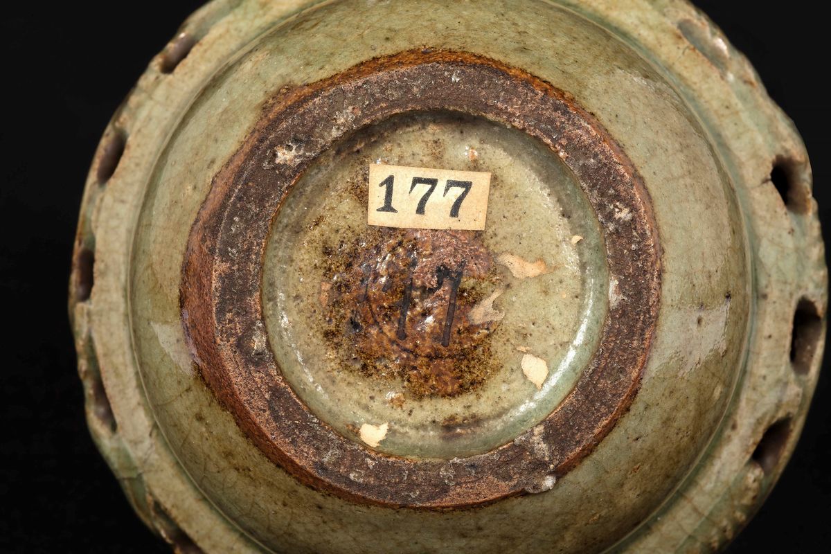Vasetto in Porcellana Celadon con Bordo Traforato, Cina, Dinastia Song (960-1279)