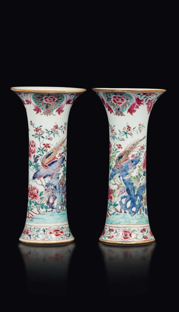 Coppia di vasi a tromba in porcellana Famiglia Rosa con motivi floreali, Cina, Dinastia Qing, epoca Yongzheng (1723-1735)