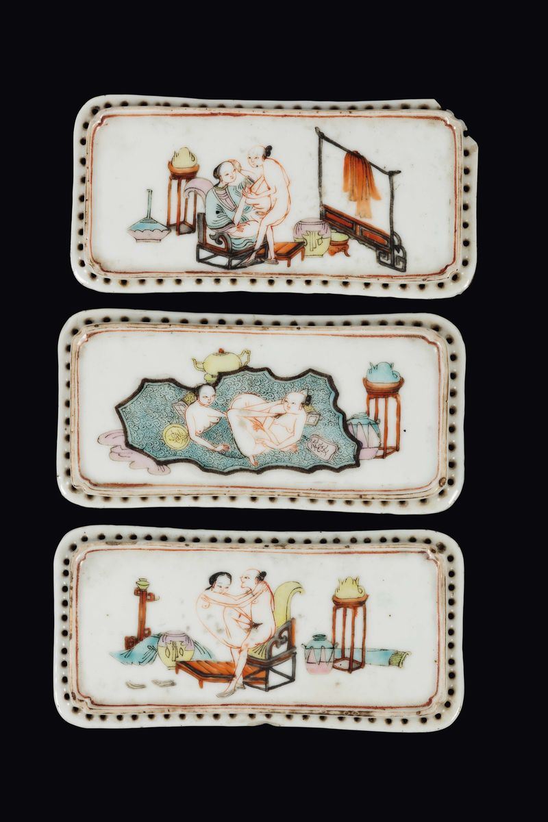 Three glazed porcelain plaques with erotic scenes, China, Qing Dynasty, Jiaqing Period (1796-1820)  - Auction Fine Chinese Works of Art - I - Cambi Casa d'Aste