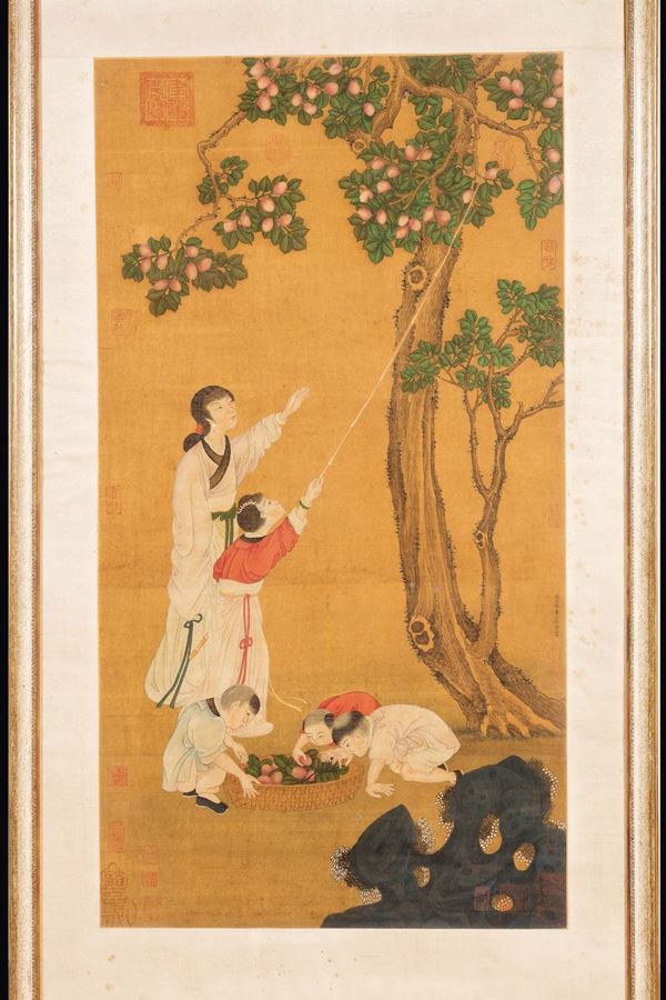 Dipinto su seta raffigurante Guanyin con fanciullo mentre colgono pesche, Cina, Dinastia Qing, XIX secolo