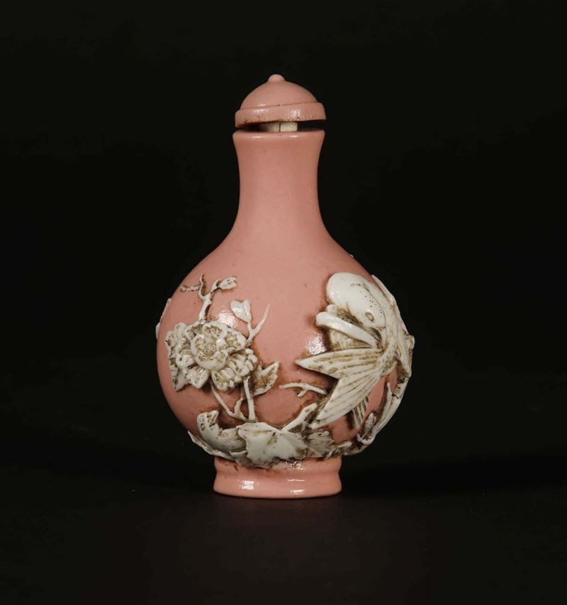 Snuff bottle in vetro con decoro di gru e iscrizione su fondo rosa, Cina, Dinastia Qing, XIX secolo  - Asta Chinese Works of Art - Cambi Casa d'Aste