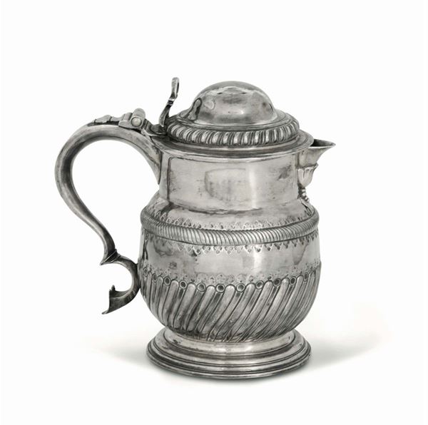 A tankard in molten, embossed and chiselled silver, London 1748. Silversmiths R. Gurney and T. Cook