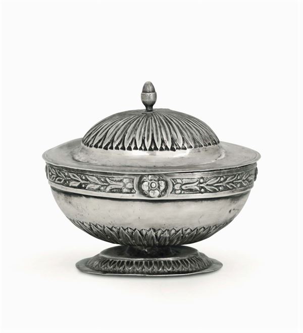 Piccola zuccheriera in argento sbalzato e cesellato, Genova XIX secolo